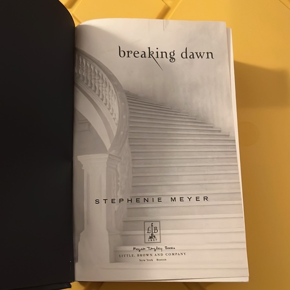 Twilight Breaking Dawn Hardcover - Picture 3 of 4